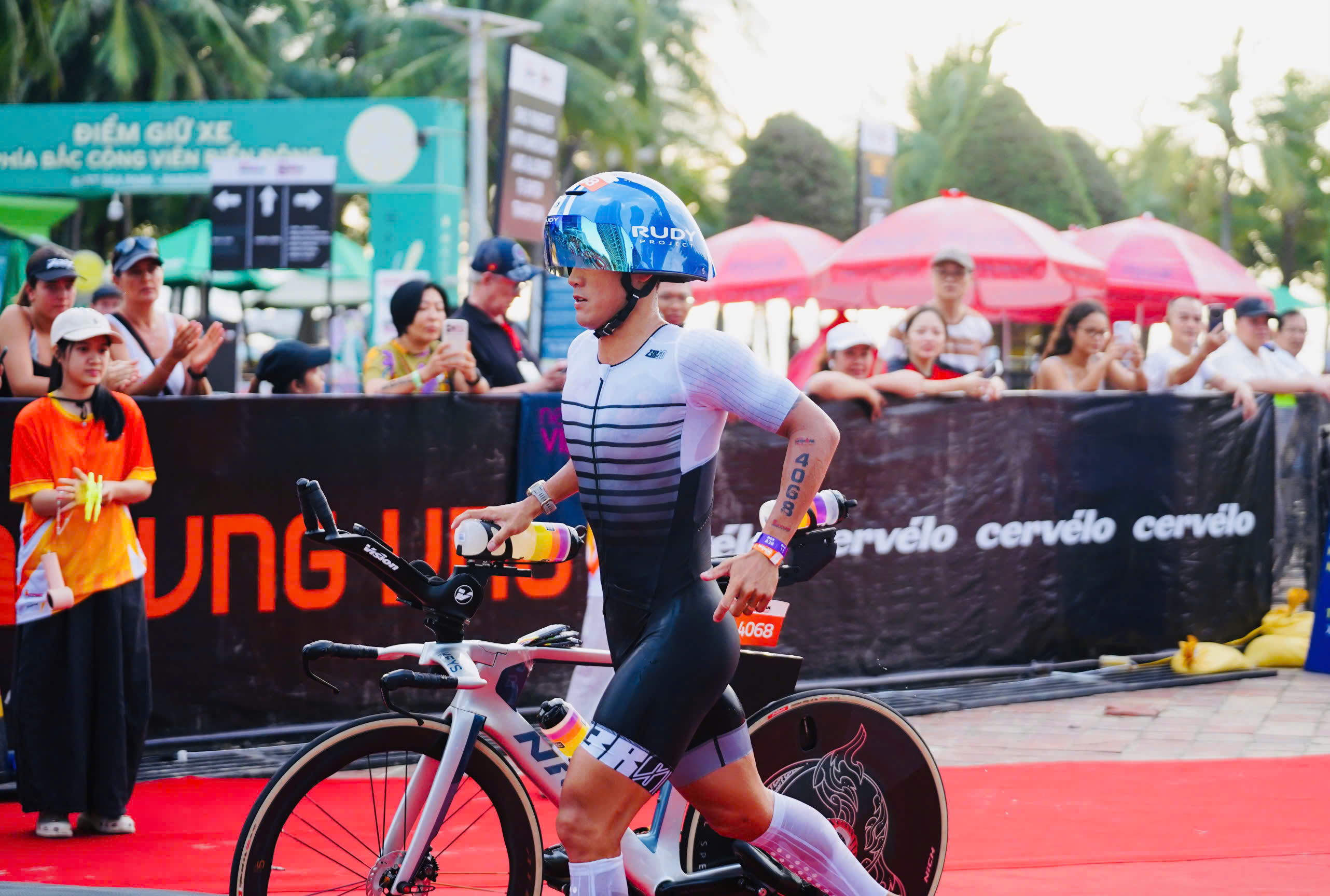 Out of T1, onto the NICH Reborn3 — bib 4068, leaving transition first