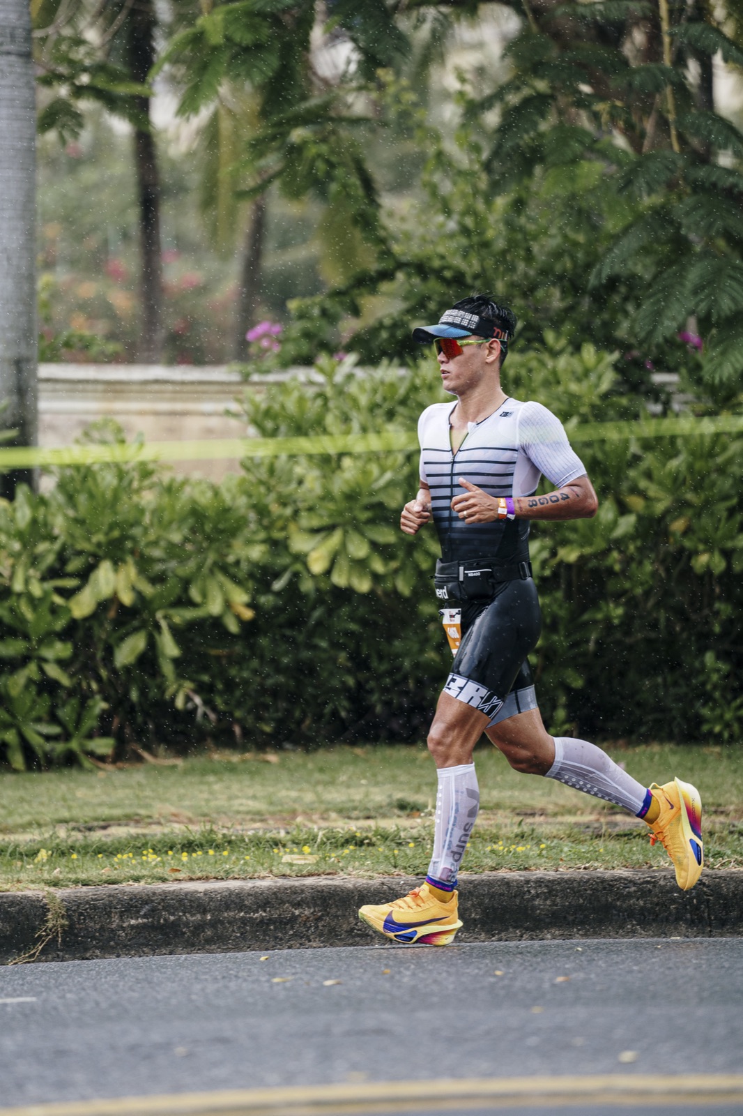 Side view of run stride mid-race
